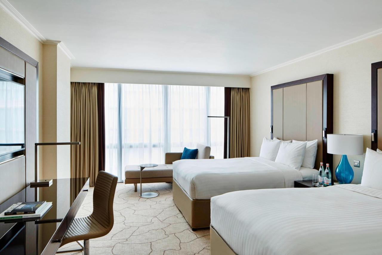 London Marriott Hotel Canary Wharf Ngoại thất bức ảnh A guest room at the Conrad Dubai