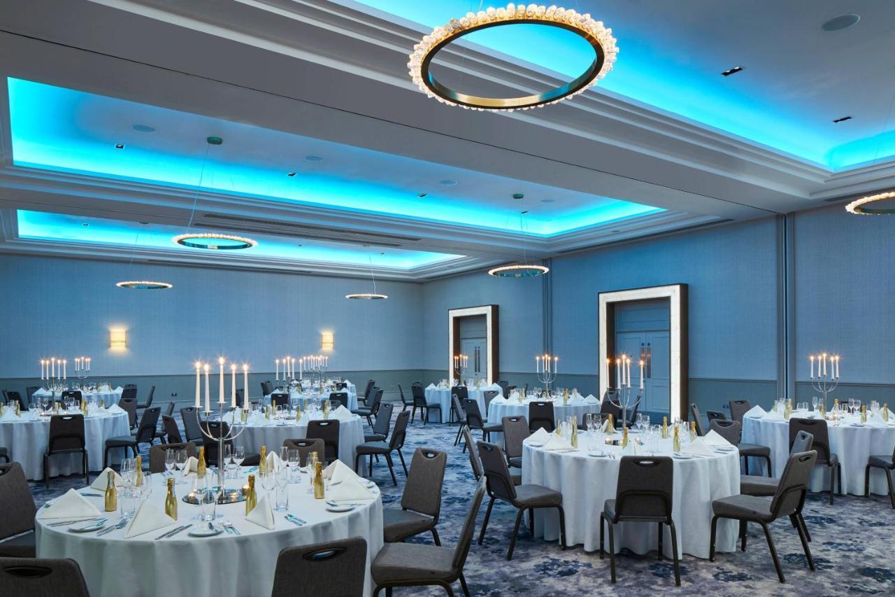 London Marriott Hotel Canary Wharf Ngoại thất bức ảnh The ballroom at the Hilton London Heathrow