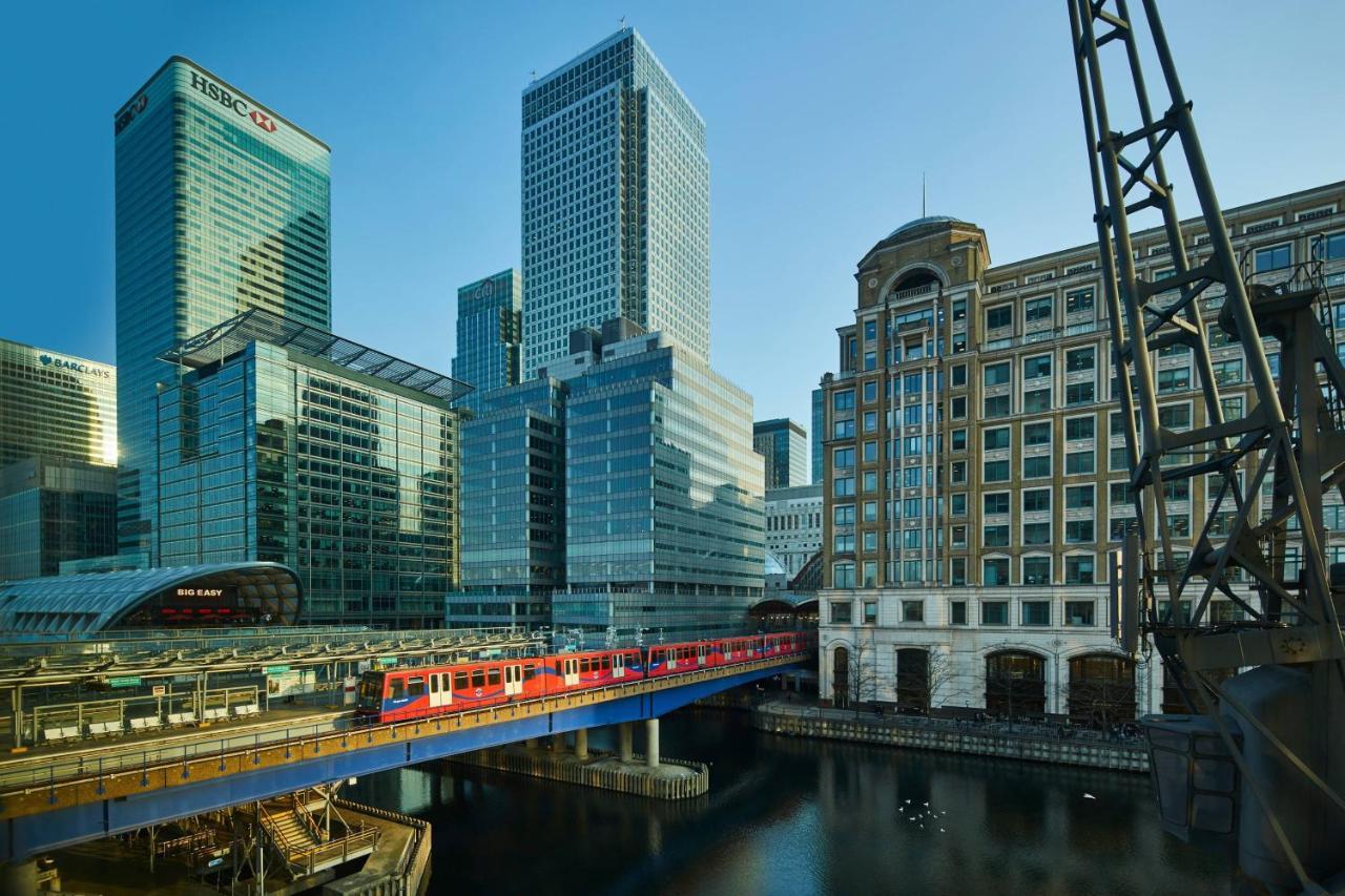 London Marriott Hotel Canary Wharf Ngoại thất bức ảnh The DLR at West India Quay
