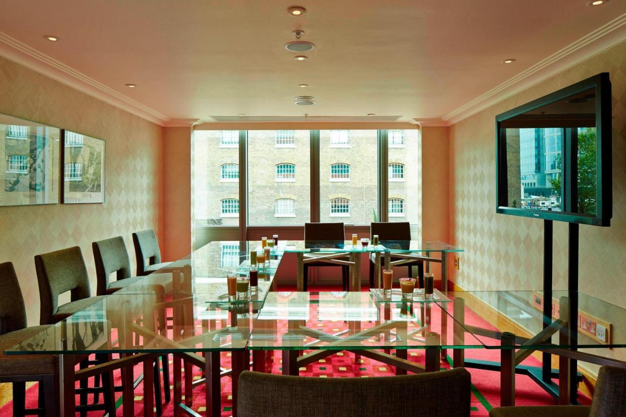 London Marriott Hotel Canary Wharf Ngoại thất bức ảnh The boardroom at the Mandarin Oriental, London