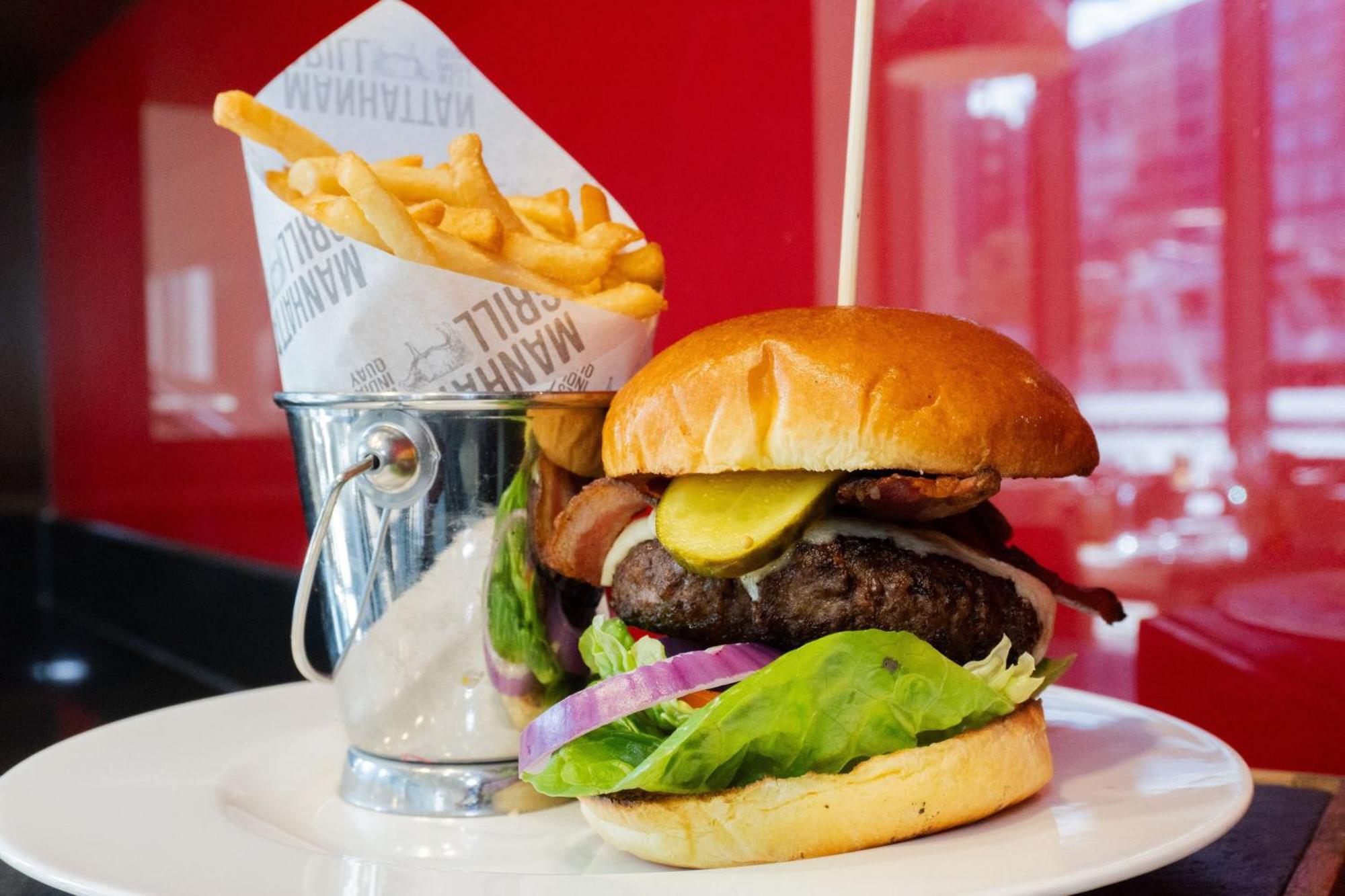 London Marriott Hotel Canary Wharf Ngoại thất bức ảnh A burger at The Habit