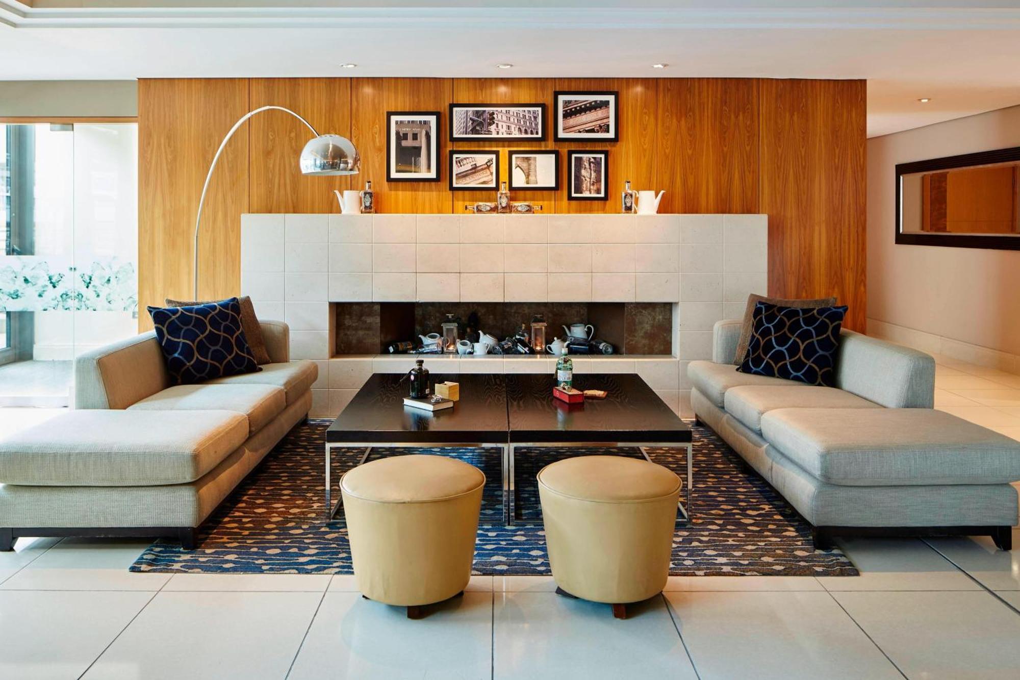 London Marriott Hotel Canary Wharf Ngoại thất bức ảnh The interior of the lounge