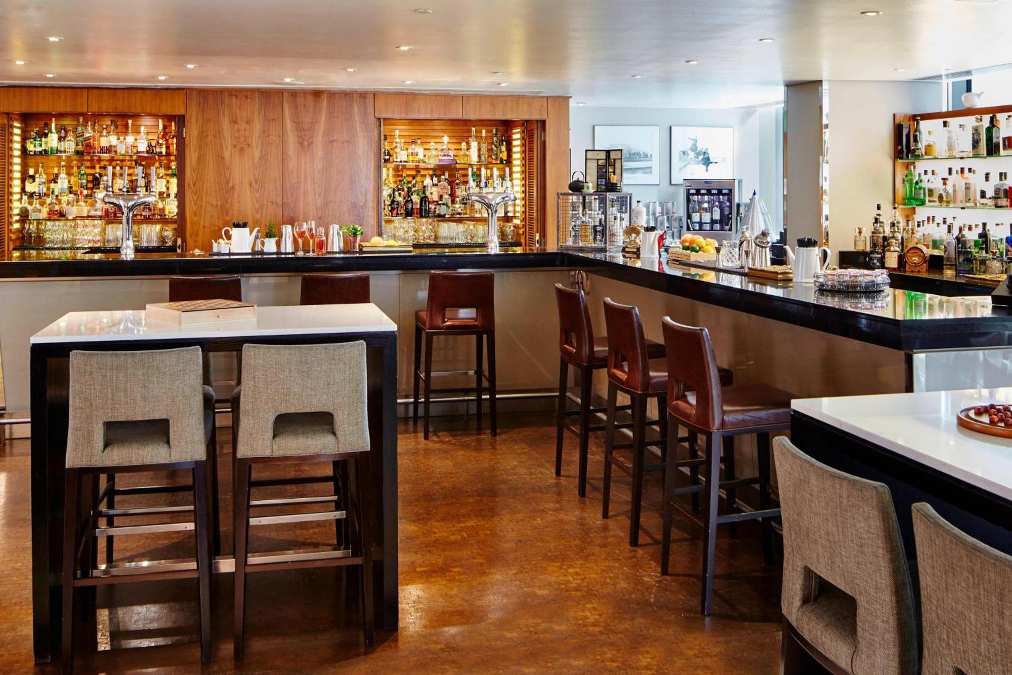 London Marriott Hotel Canary Wharf Ngoại thất bức ảnh The bar at the Connaught