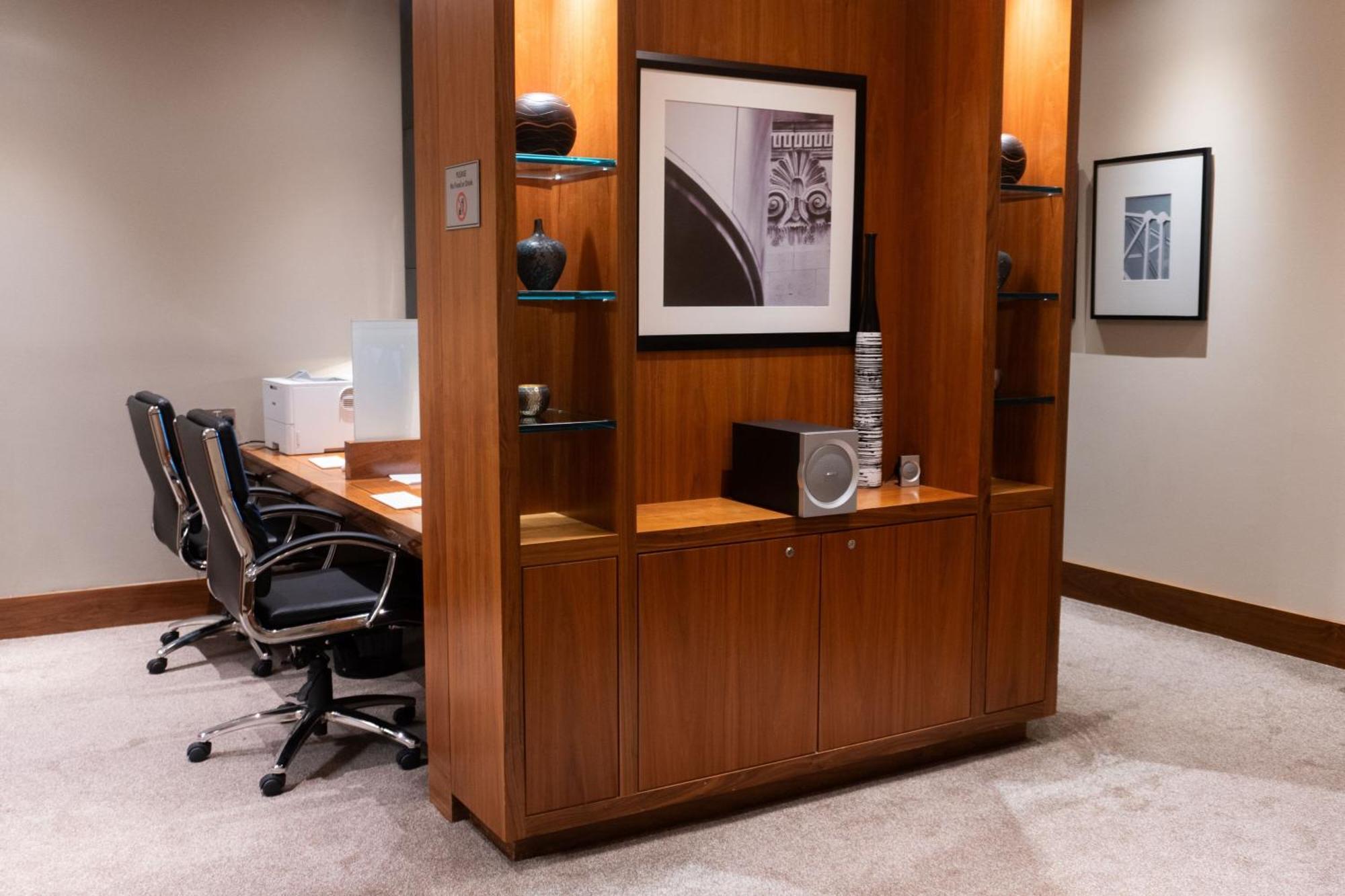 London Marriott Hotel Canary Wharf Ngoại thất bức ảnh A typical office at the airport